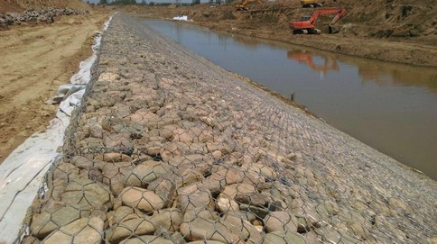 雷诺护垫在河道疏浚工程中的广泛应用与优势分析