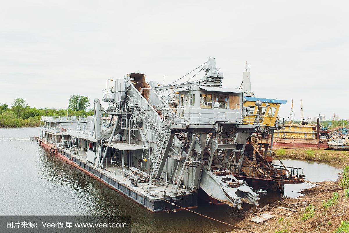 河道航道疏浚工程.绞吸式挖泥船进行土地复垦工作